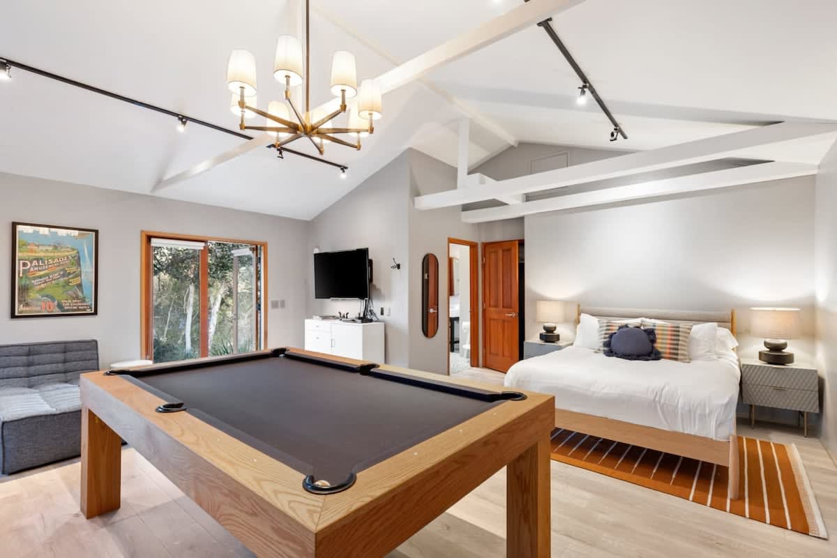 Beautiful guest house with pool table and smart tv.