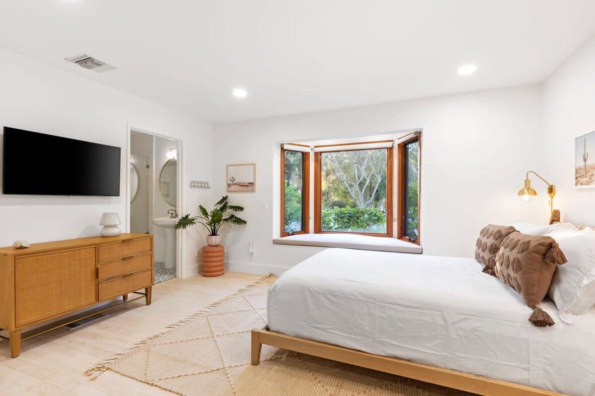 Guest bedroom with En Suite Bathroom.