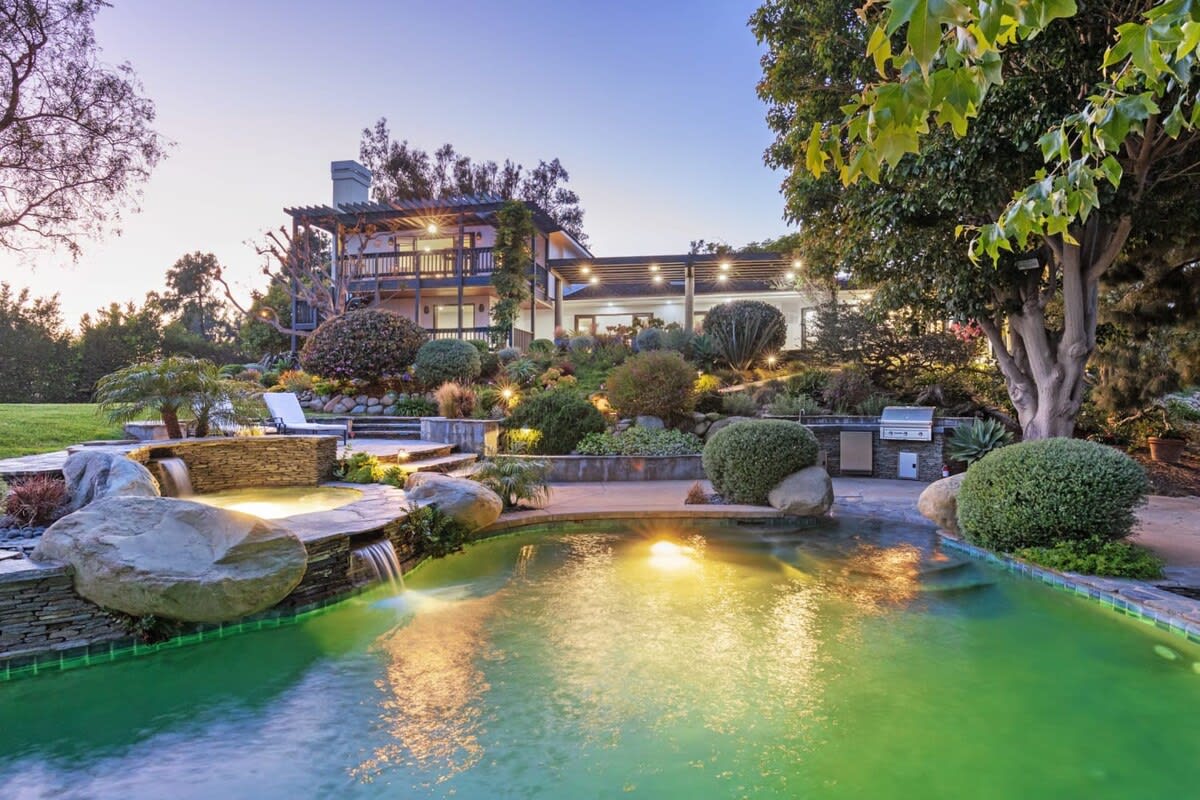 Resort style sparkling pool and jacuzzi.