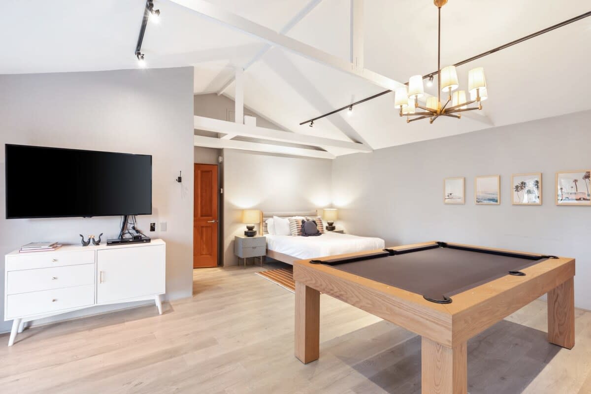 Settle down in the ope-plan Guest house bedroom