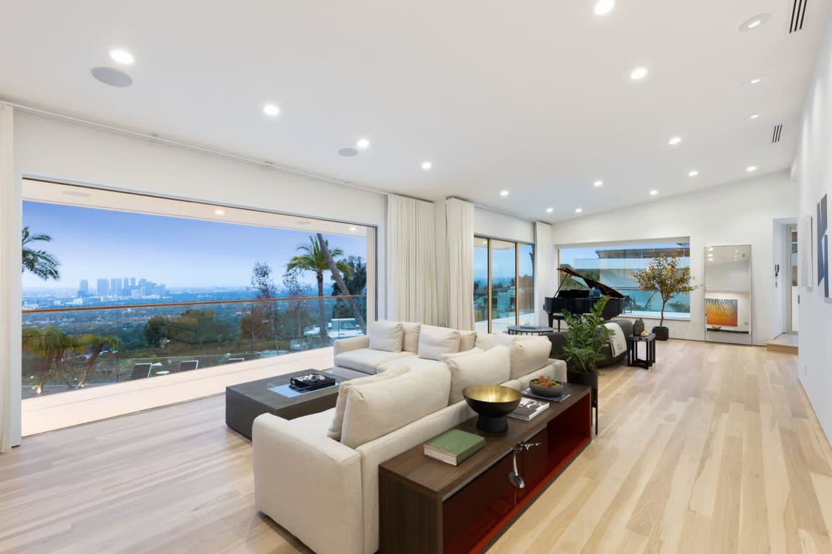 Living room with Jetliner views.