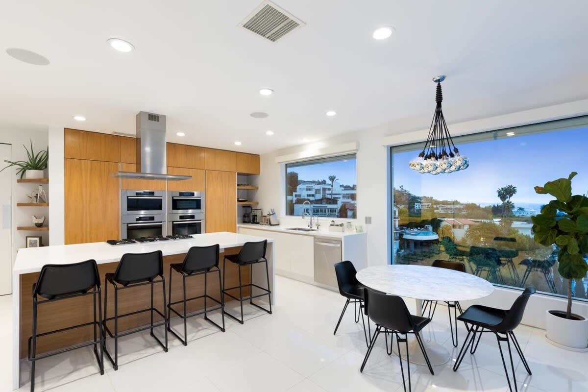 Gorgeous cafe style kitchen.