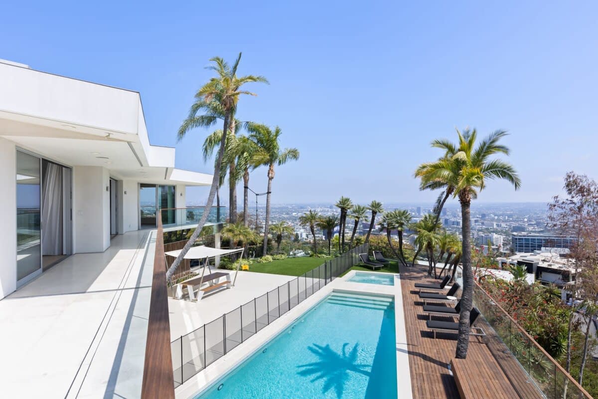 Palm trees and Jetliner Los Angeles views. This is what you came for.