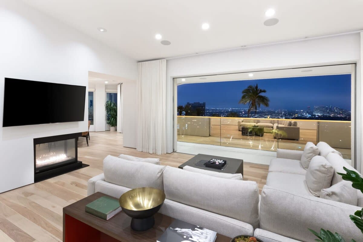 Main Family Room with high quality, comfortable furniture