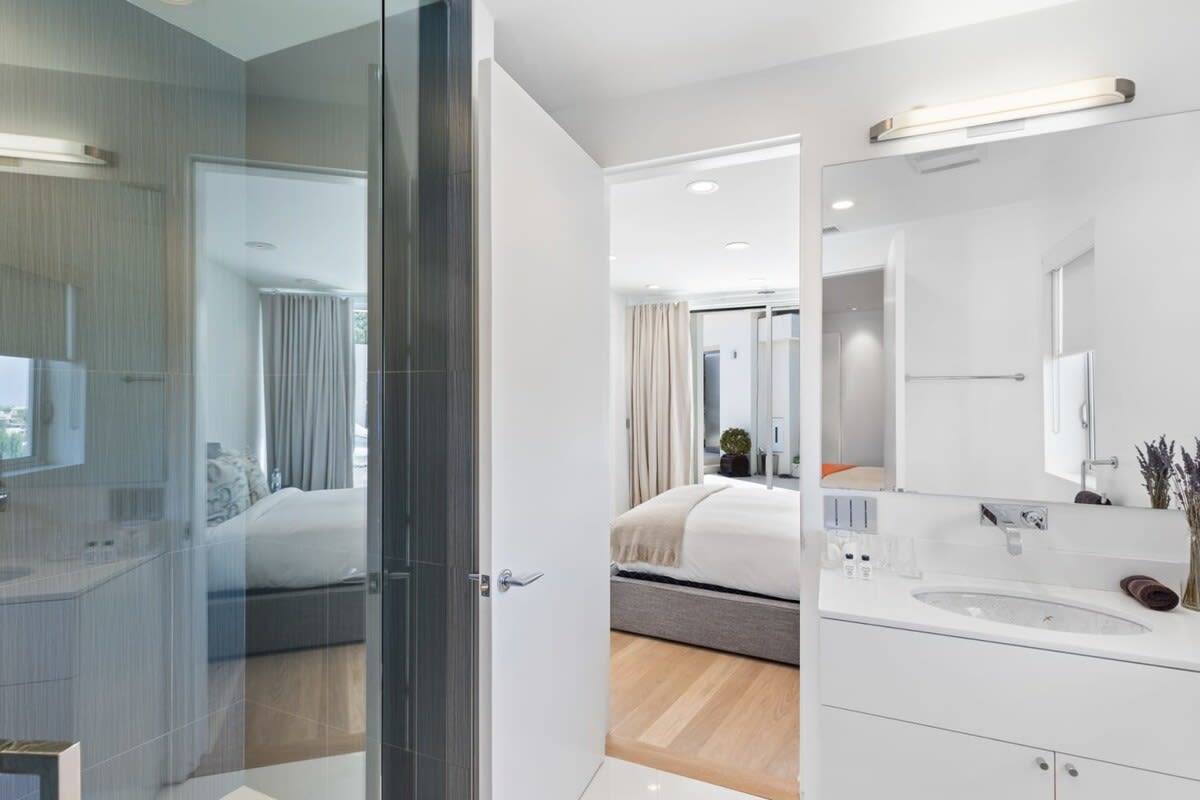Guest Bedroom 2 en suite bathroom leaves you feeling refreshed