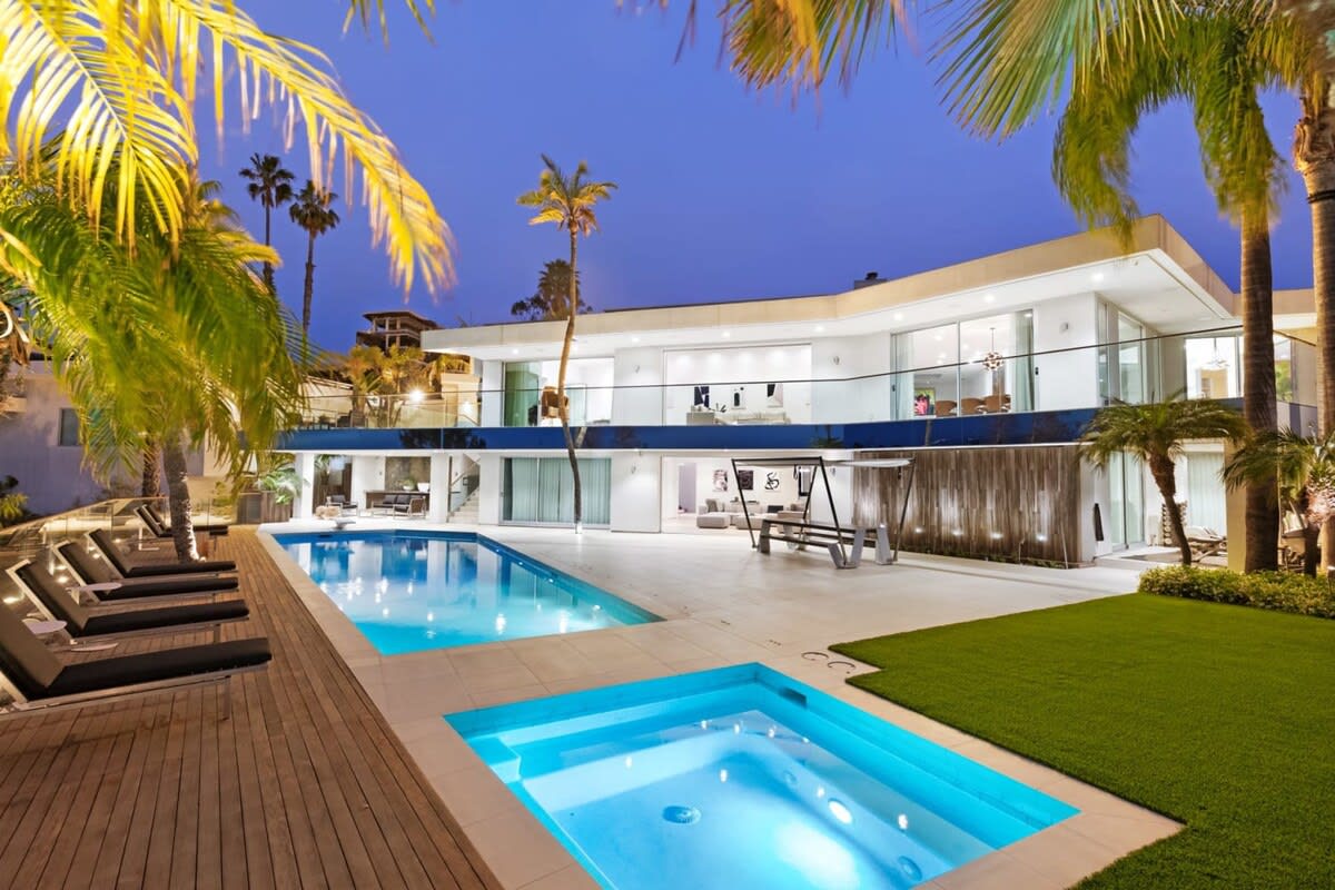 Cushioned loungers and bench style dining.