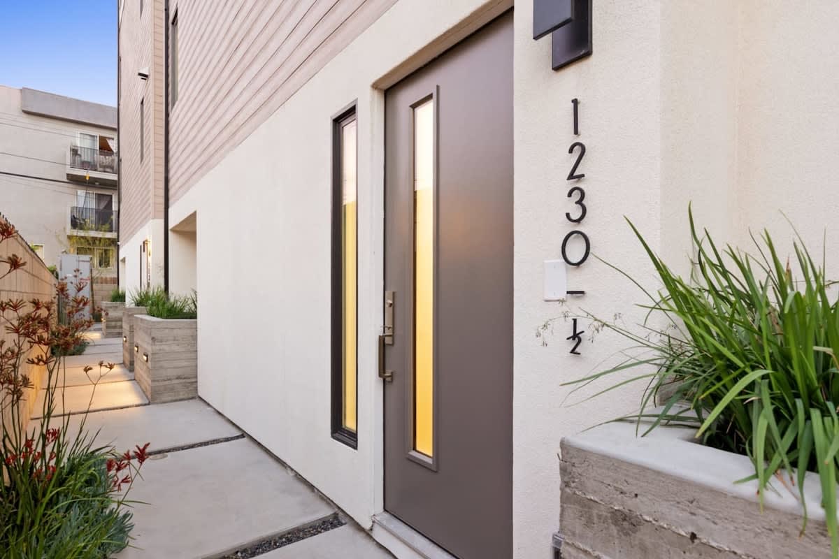Let the private Main entrance welcome you home