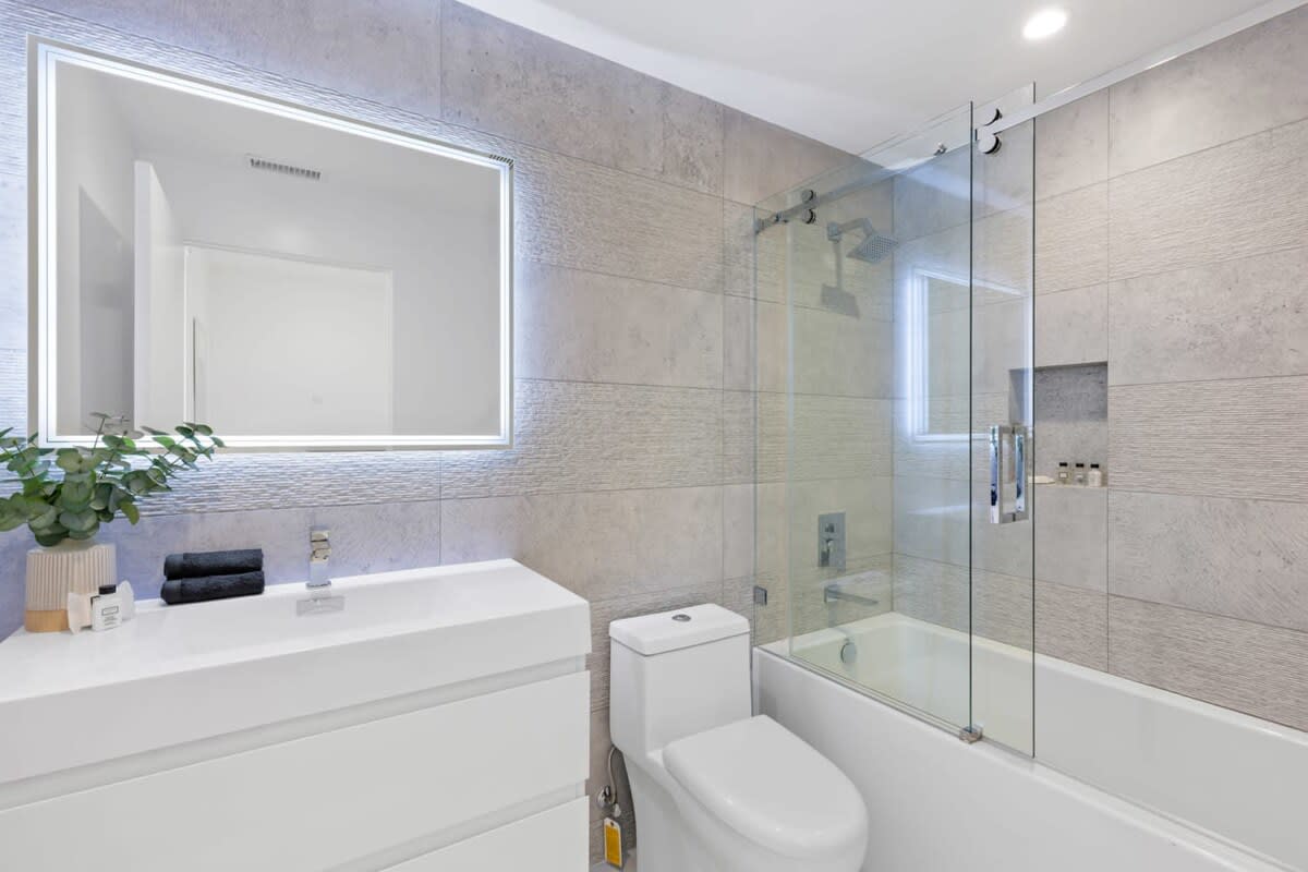 Upstairs Guest Bedroom En Suite Bathroom