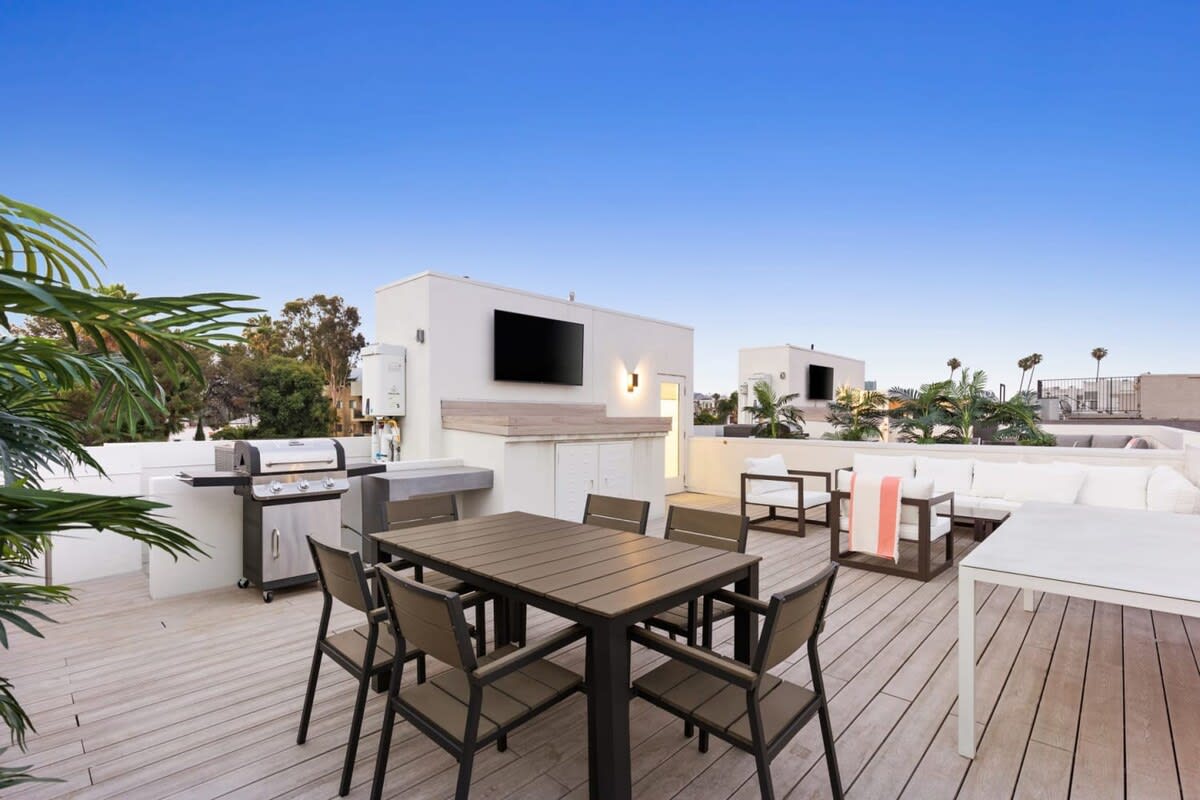 Dining space for 6 plus plenty of outdoor seating