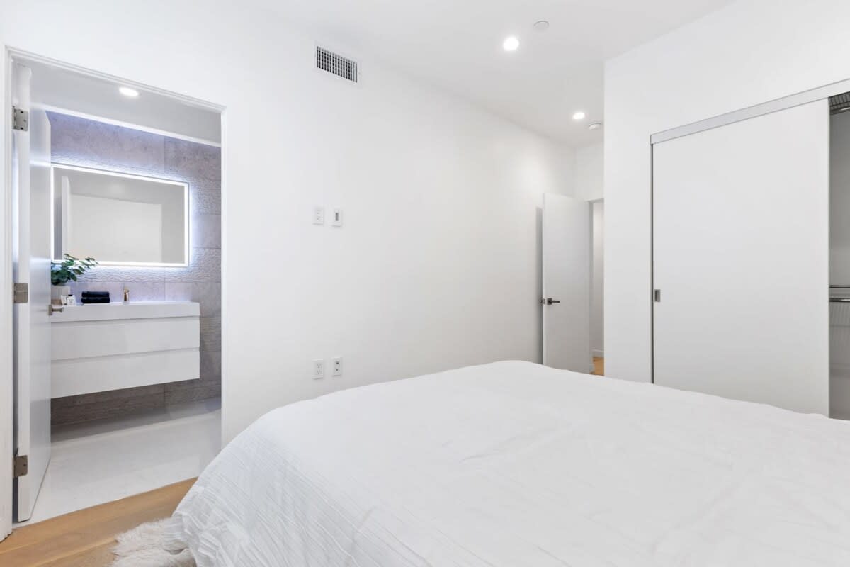 Upstairs Guest Bedroom with En Suite Bathroom