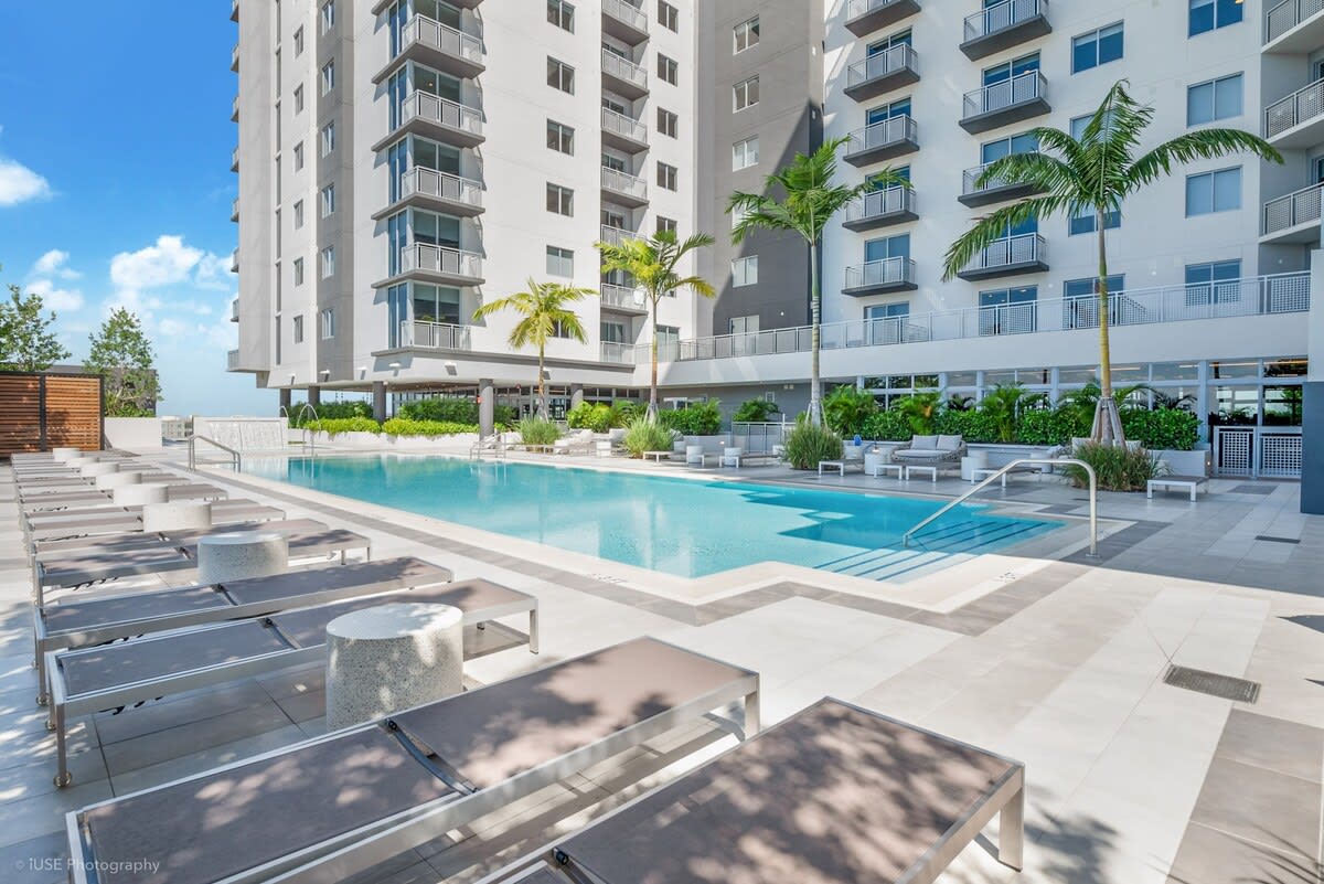 Brand New 1 Bdrm Condo, Best Pinecrest Building - Foto 1