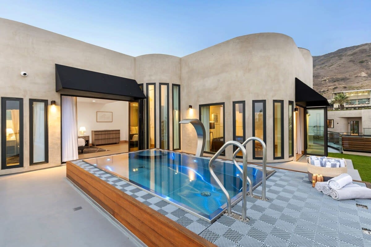 Bubbly and warm jacuzzi overlooking the Pacific Ocean.