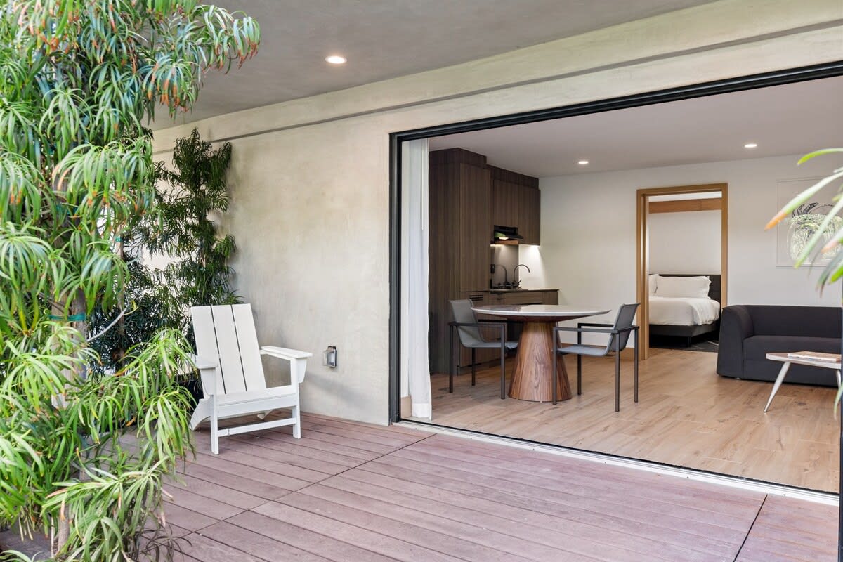 Perfect inside-outside atmosphere.