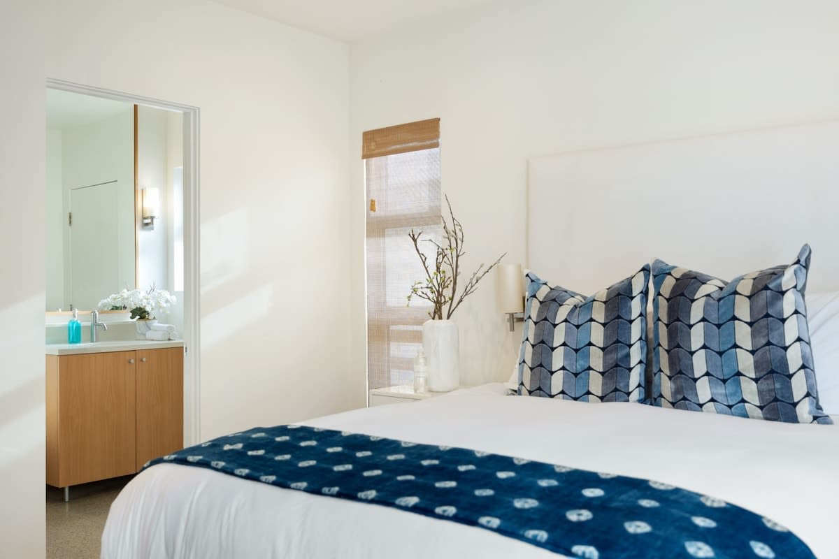 Whether you want to read a book, watch a movie, or take a nap, the atmosphere is perfect.