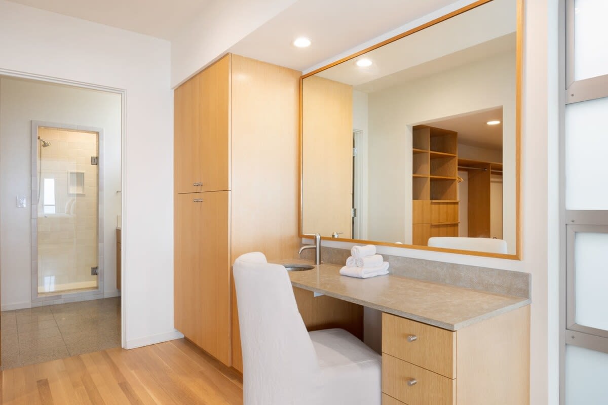 Plenty of space to get ready for a big day (or night).