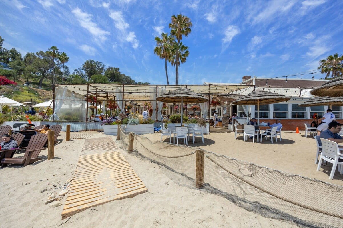 Take a seat at Paradise Cove Beach Café for a refreshment and relaxation.