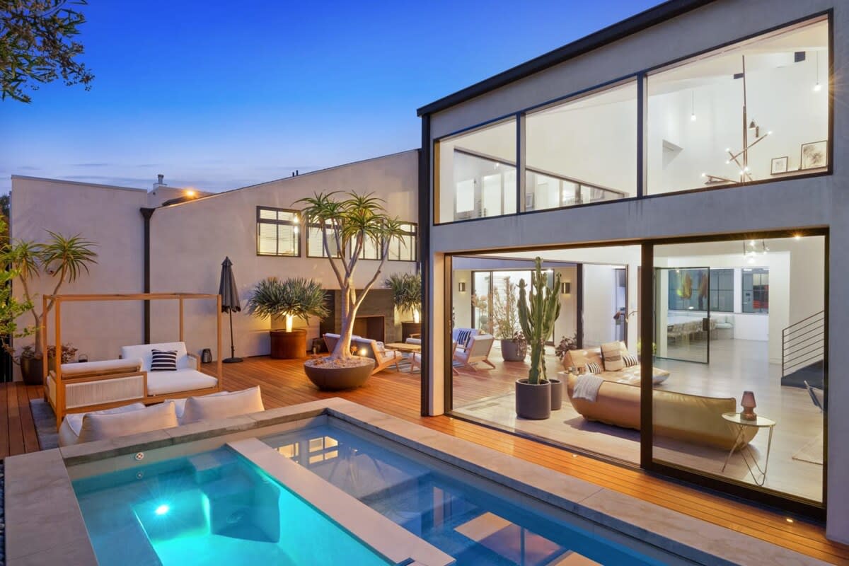 Perfect inside-outside atmosphere.
