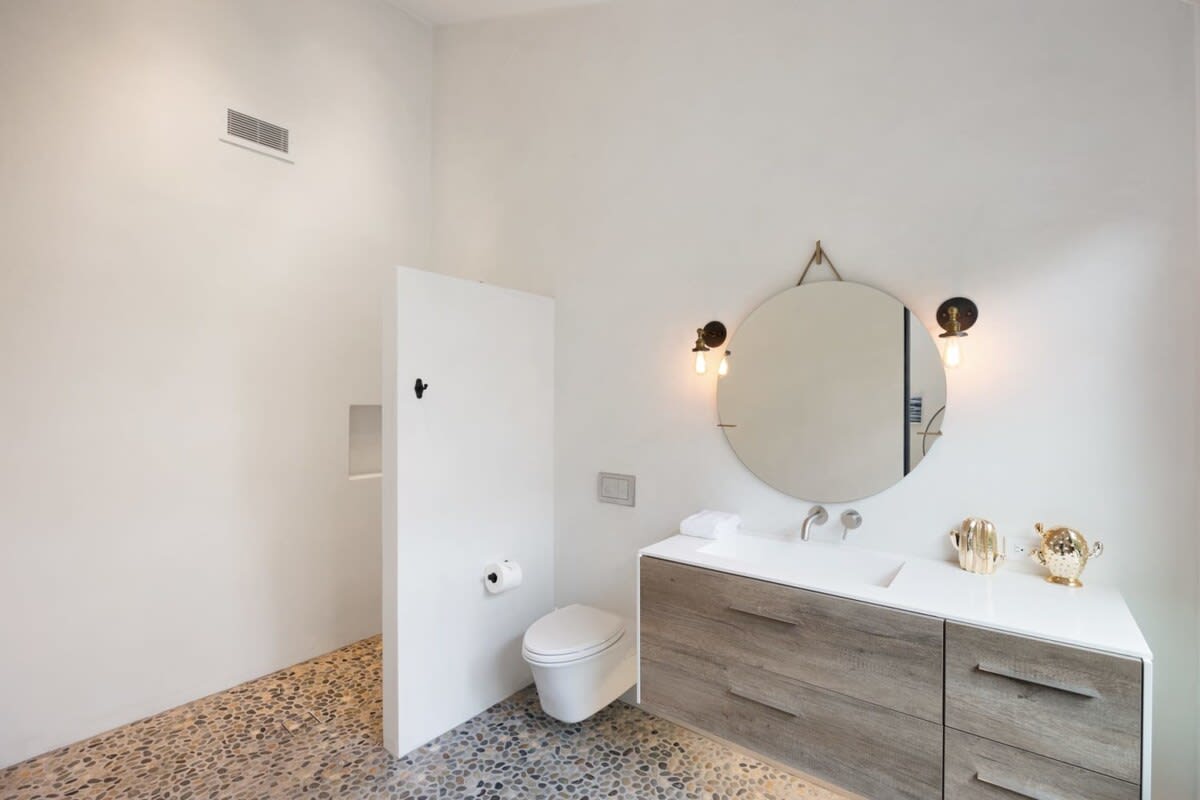 Let this classic, crisp and clean En-Suite bathroom revitalize you!