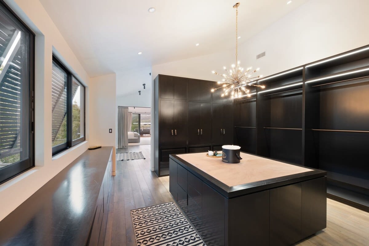 More than enough space to get ready for a night out.