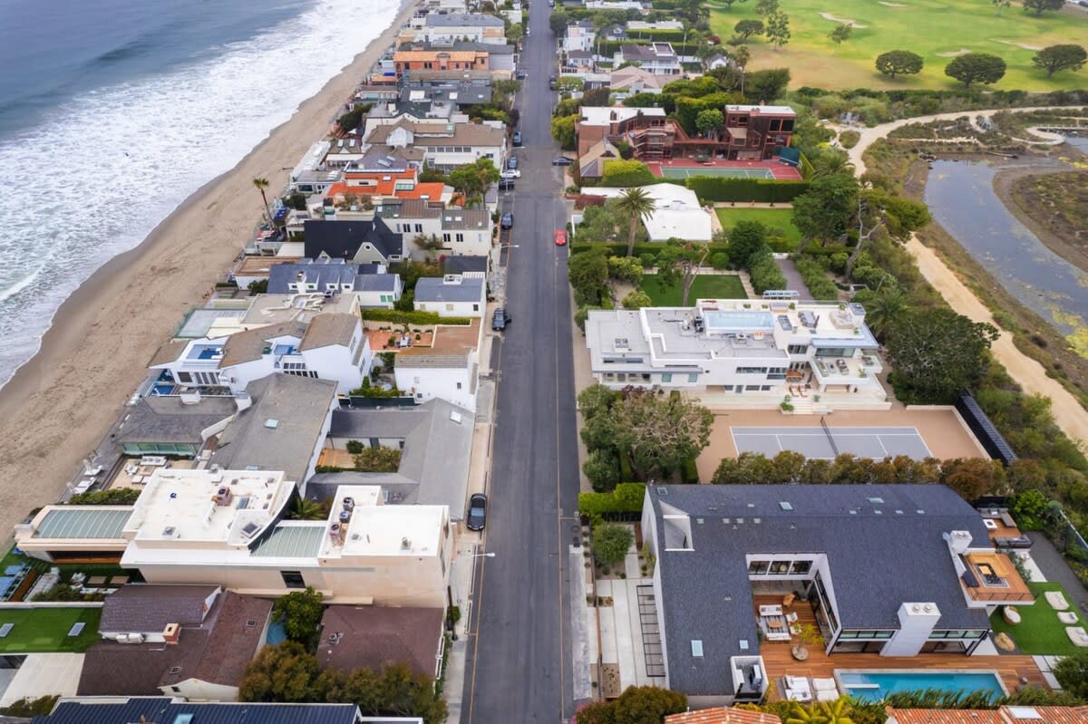 Walking distance to the pier and the Malibu Country Mart.