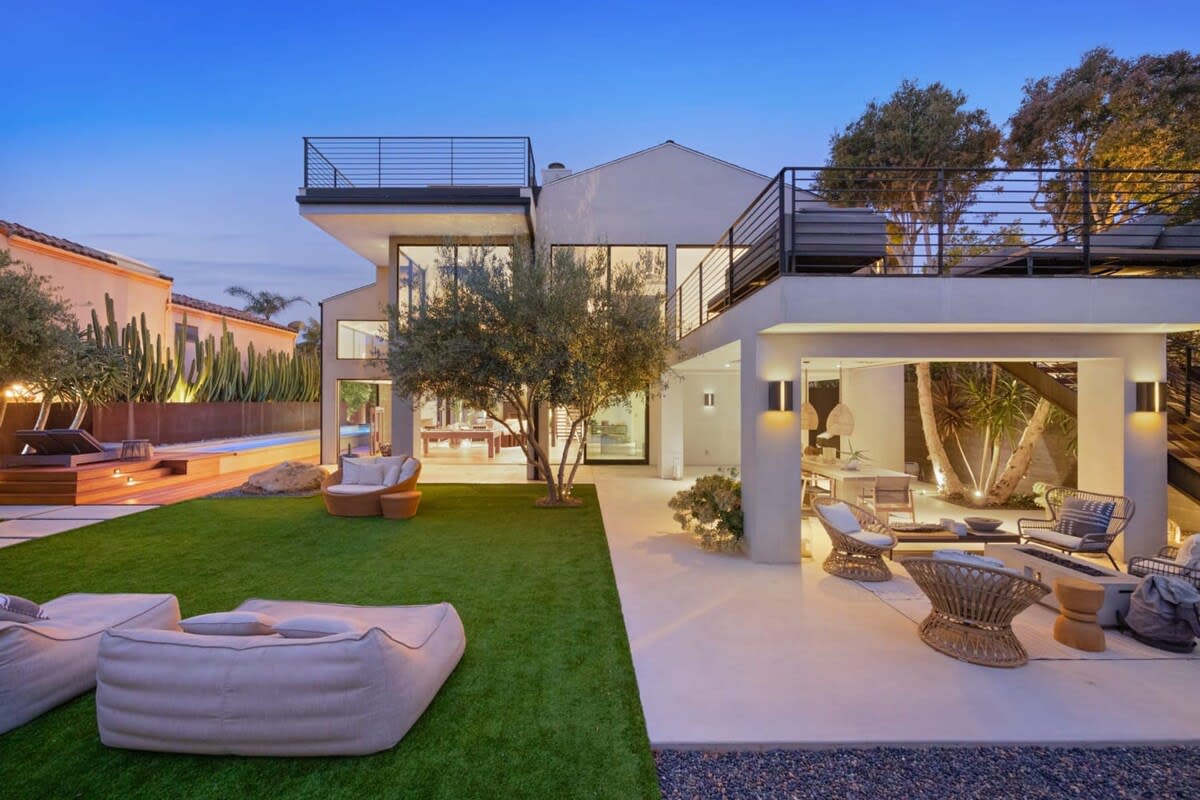 Gather with friends to enjoy the breathtaking outdoor atmosphere.