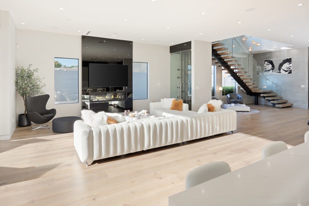 Let the sunlight and fresh air flow into the spacious living space