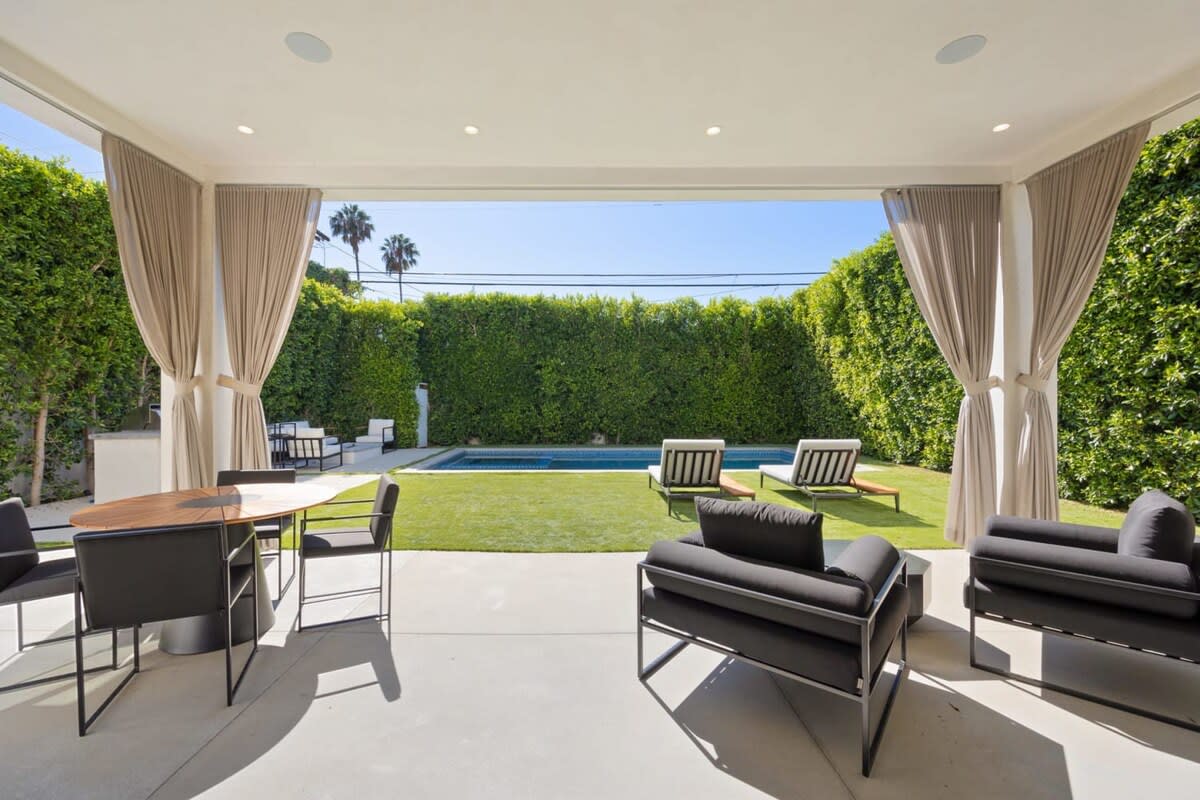 Comfortable outdoor lounge and alfresco dining space