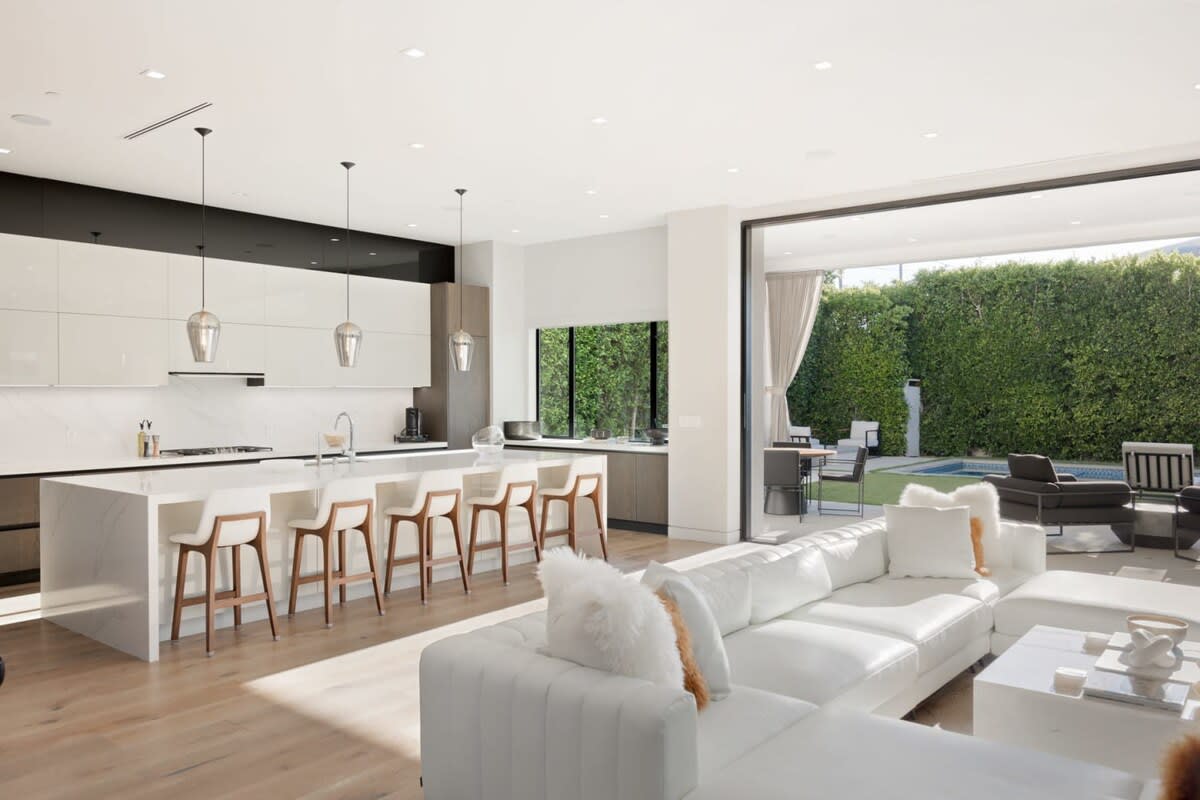 Additional 5-person seating at the kitchen counter bar