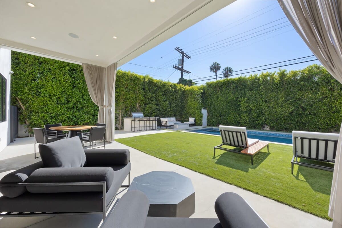Bask in the sunlight or sit in the shade in the comfortable outdoor space