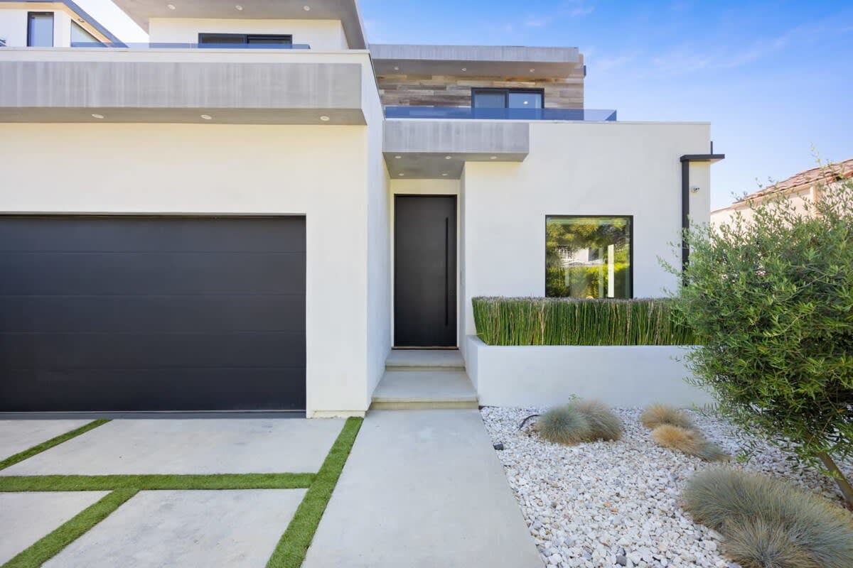 Ideal for families and groups looking to be in the thick of the city and walkable to all popular locations