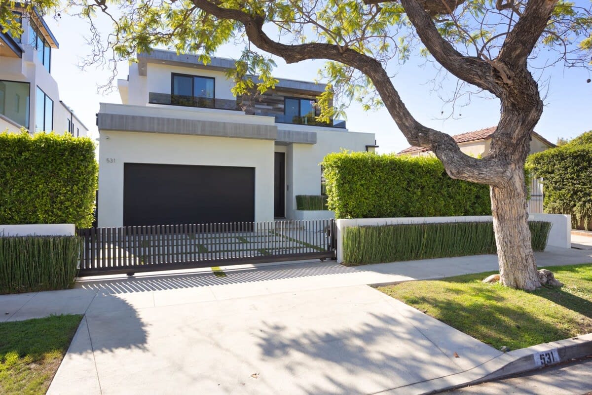 Gated home with privacy and a well-kept garden