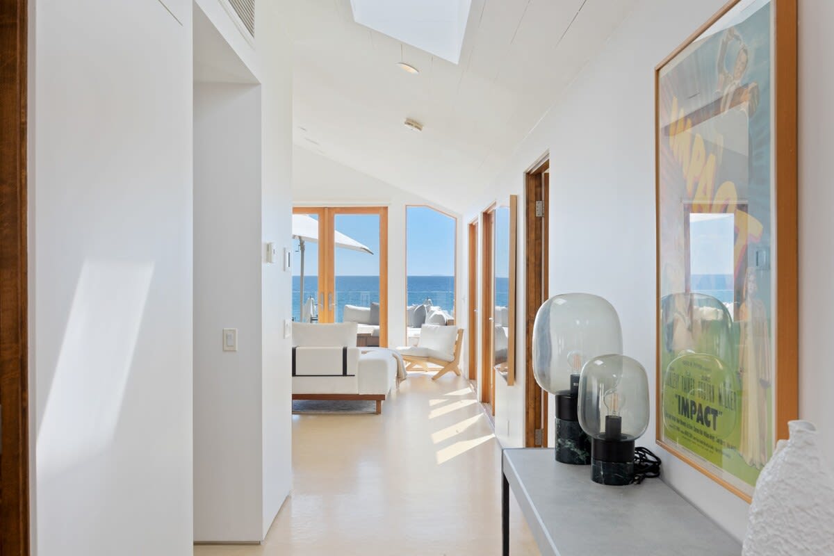Blending luxury and modern simplicity.