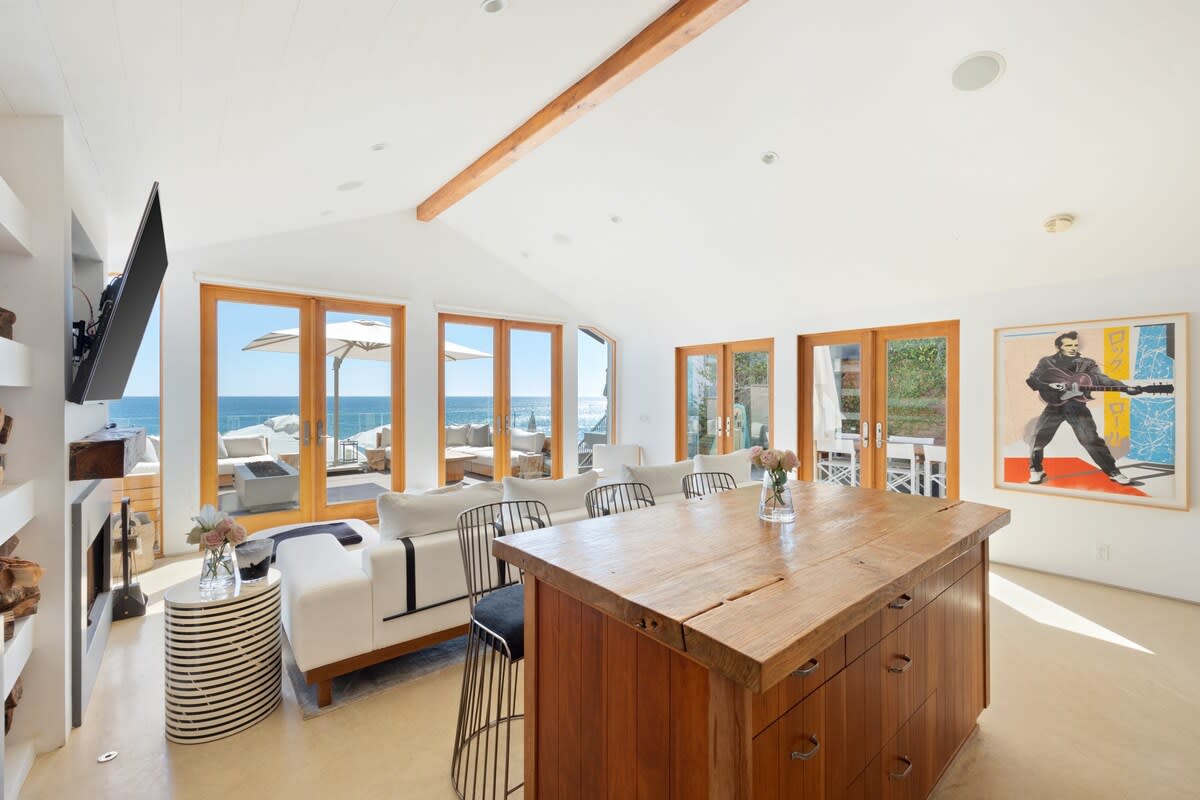 Tall ceilings and a lot of natural light.