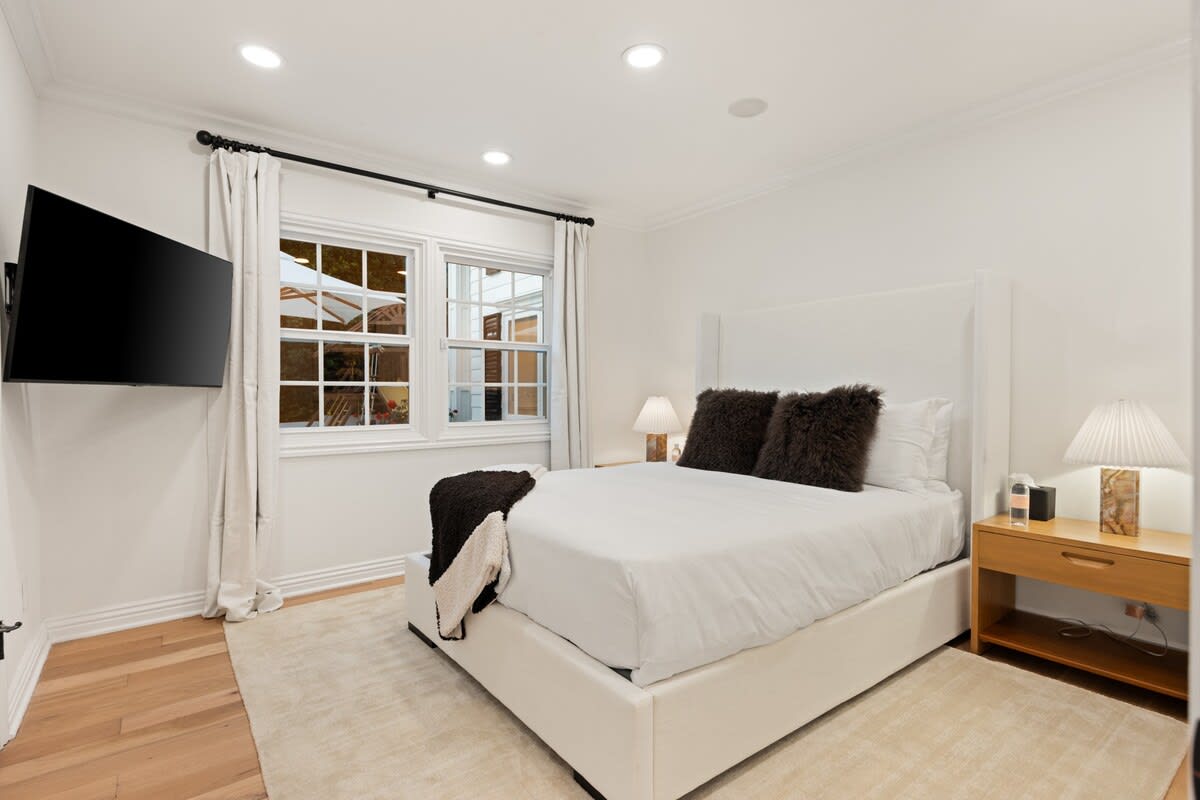 Discover modern luxury in this stylish room, where a Queen Size bed and a large Smart TV.