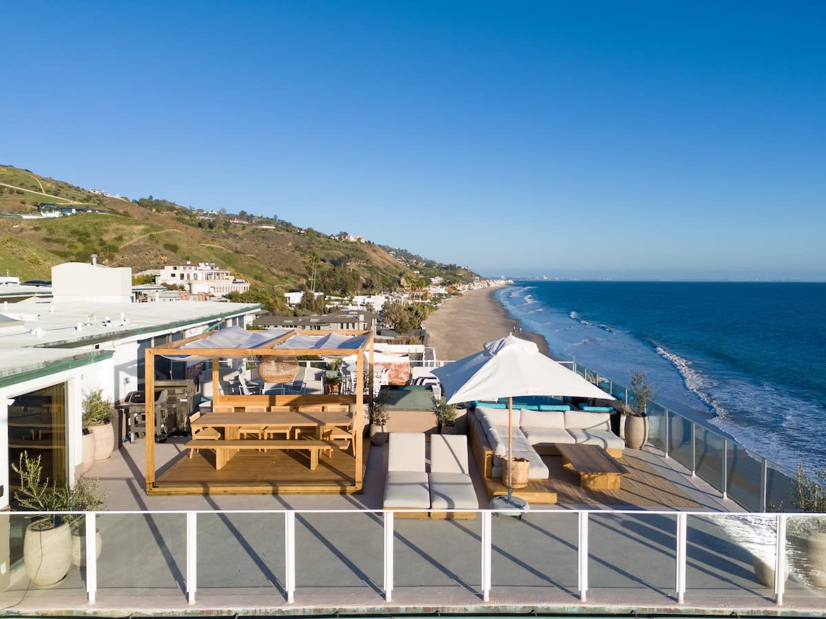 Endless ocean. Elevated luxury. The Aqualina experience.