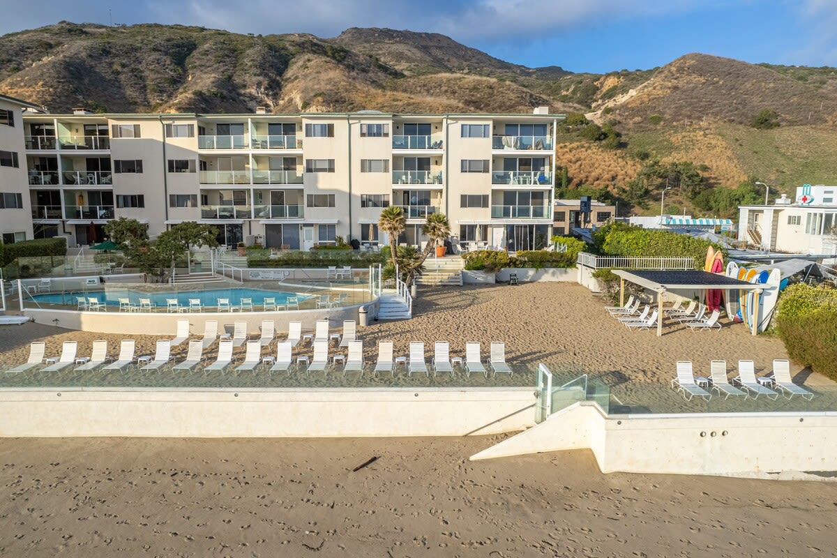 Discover Aqualina's prime location on Carbon Beach, a coveted spot near Nobu, Soho House, and the iconic Malibu Pier.