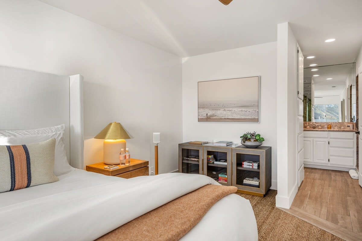 Luxurious master with ensuite bathroom. Luxury hotel style linens.