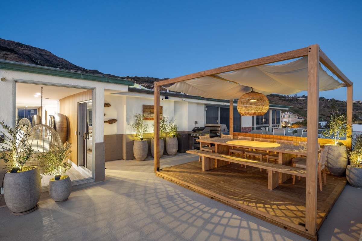 Dine beside the sea with an atmosphere as calming as the view.