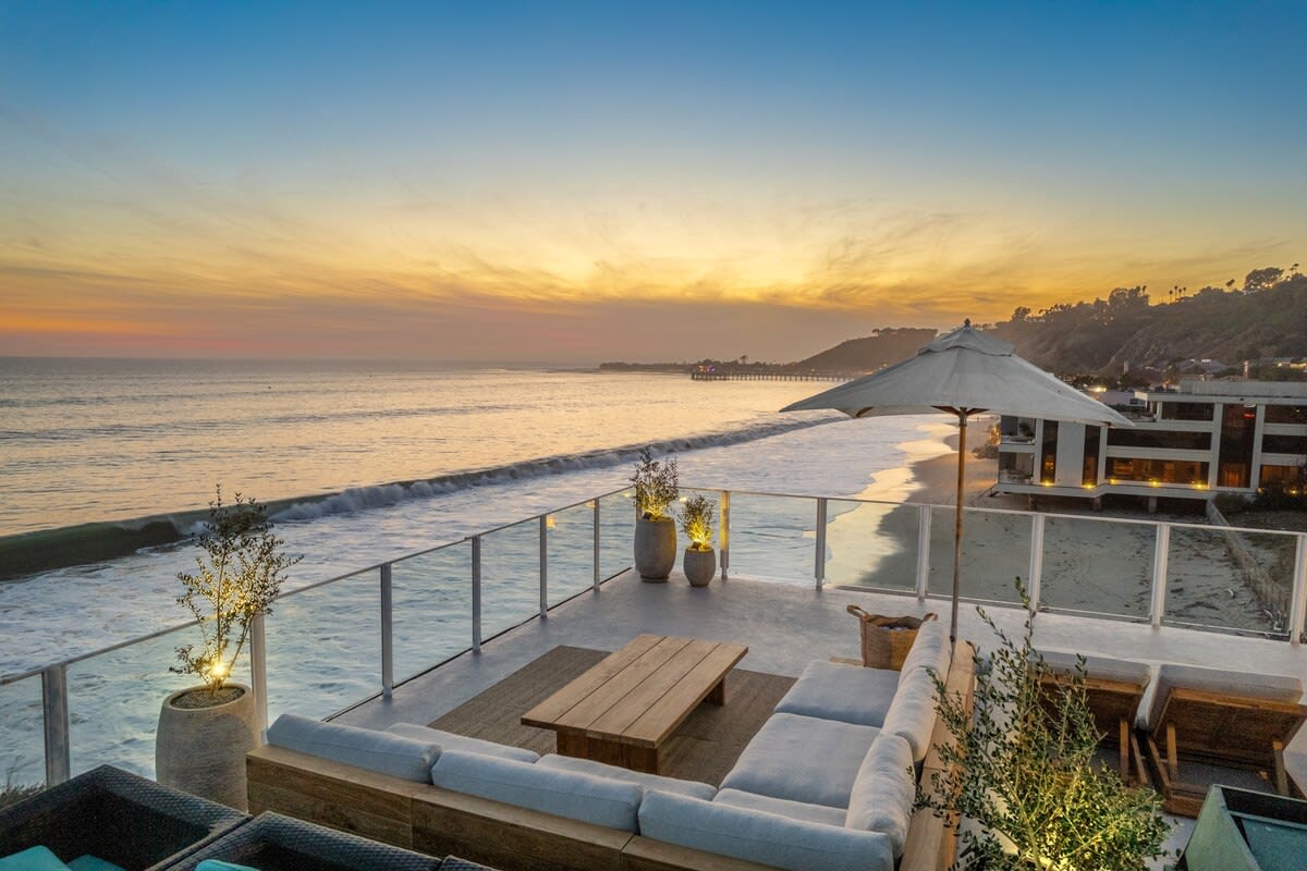 Colorful sunset over the ocean – pure magic.