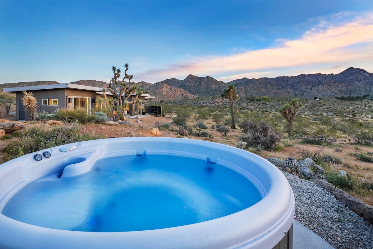 Shelter Joshua Tree l 2 houses 1 mile to Park w Hot Tubs