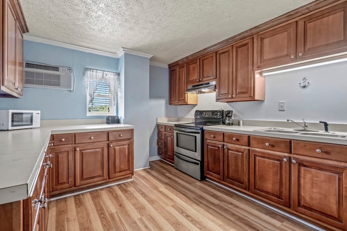 Charming Condo one block from the beach - WR 301 — Myrtle Beach, SC — vacation rental