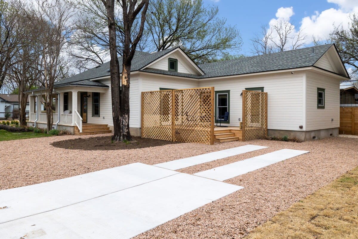Downtown Modern Luxury | Southern Charm by Portoro