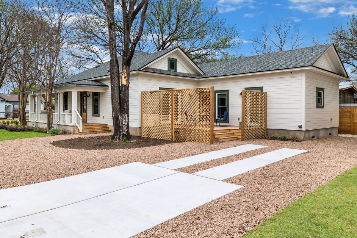 Downtown Modern Luxury | Southern Charm by Portoro