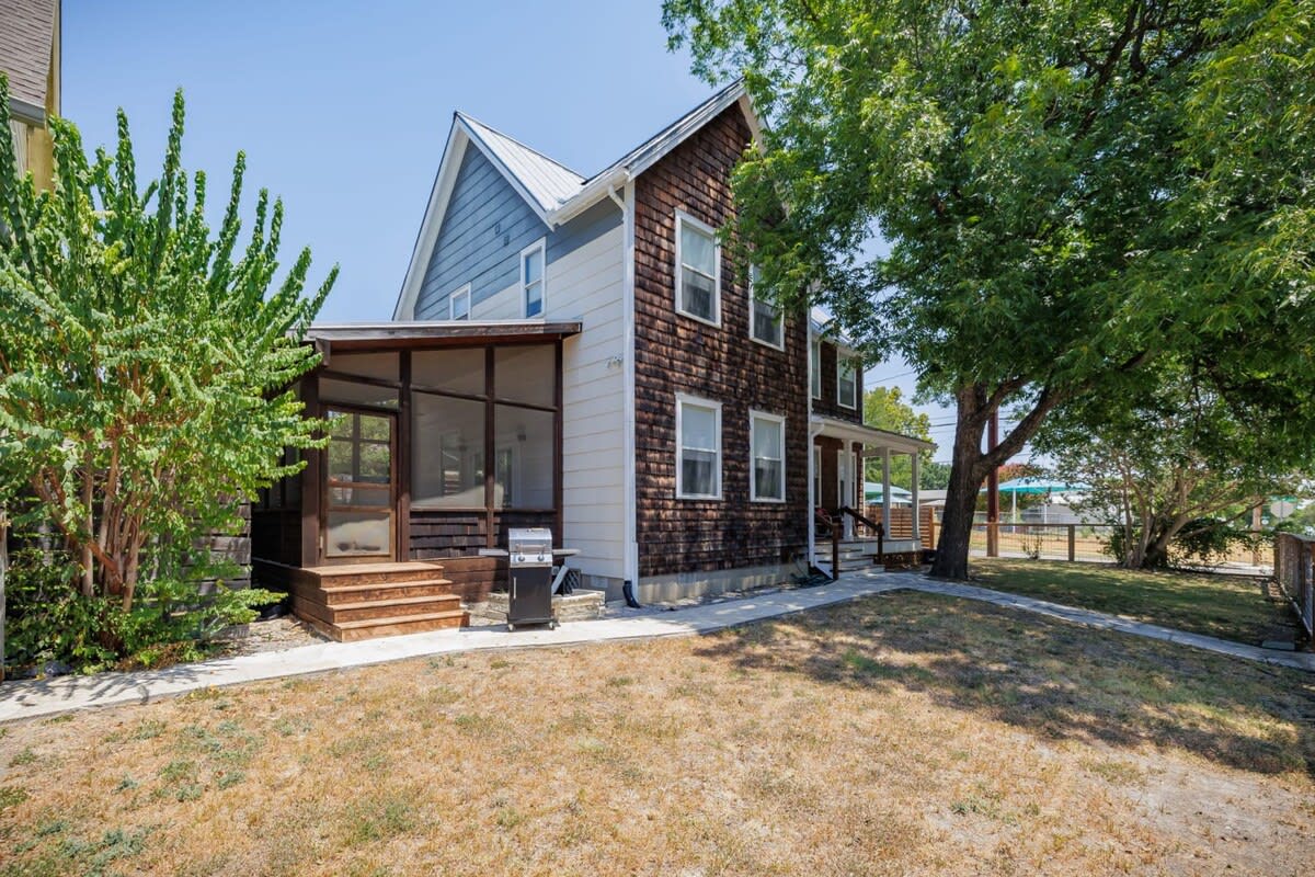 Free Parking, East Austin | Corner Cabin - Portoro