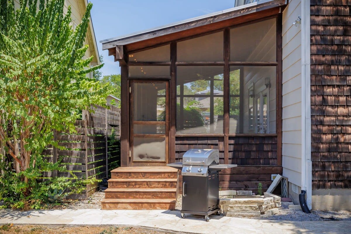 Free Parking, East Austin | Corner Cabin - Portoro