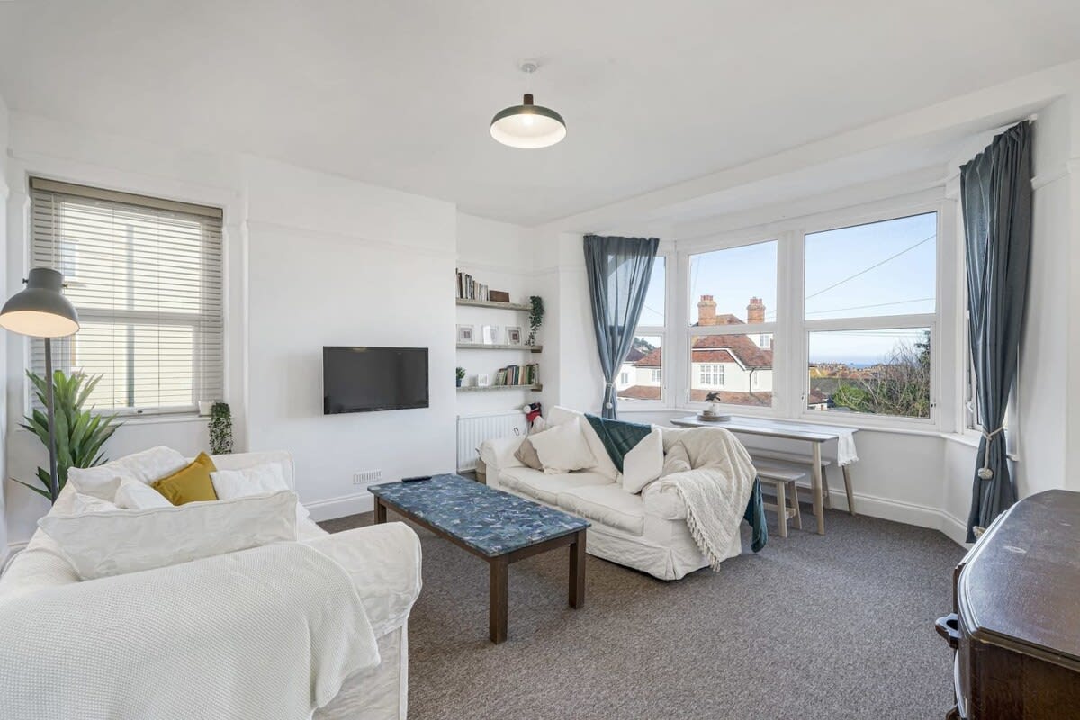 Bright Apartment w/ Parking & Distant Sea Views — Minehead, England — vacation rental