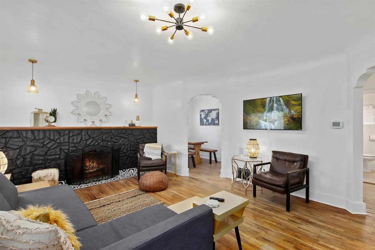#StayinMyDistrict TwinFalls Tudor — Twin Falls, ID — vacation rental