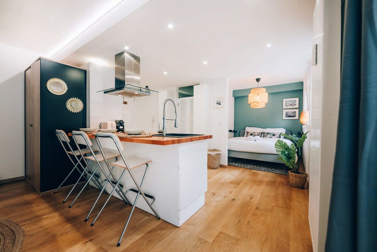 Open-concept kitchen and living area with modern amenities and stylish decor, perfect for a comfortable and enjoyable stay.