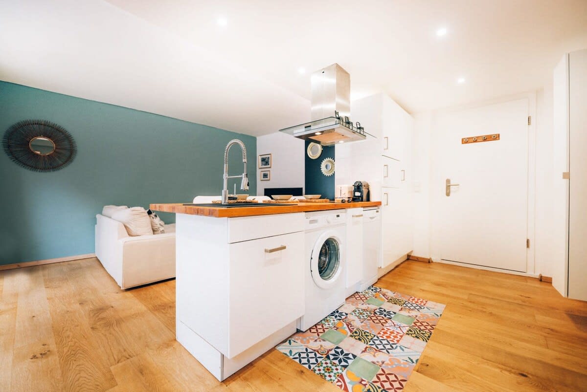 Bright and airy open-plan kitchen with a cozy living area, perfect for cooking and relaxing in a welcoming environment.