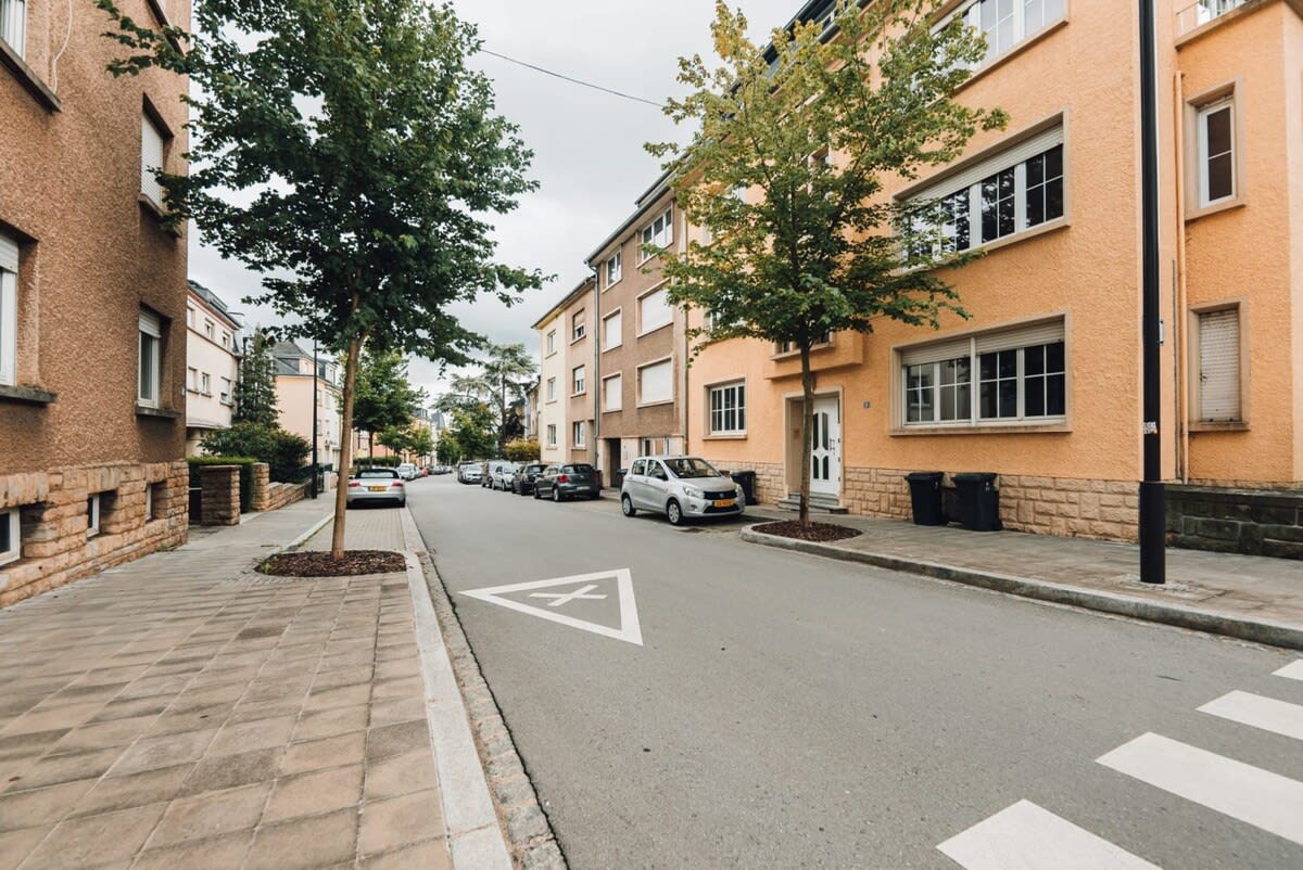 Charming and quiet neighborhood with tree-lined streets, perfect for a relaxing stay. Enjoy the peaceful surroundings while being just a short walk from local attractions and amenities.